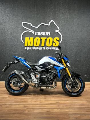 SUZUKI GSR 750 